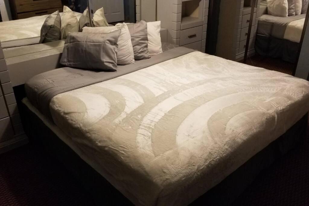 Hotel 5 Beds & 3 Baths Sleeps 11 Hotel Room Suite 102 Booking Стилуотър Екстериор снимка